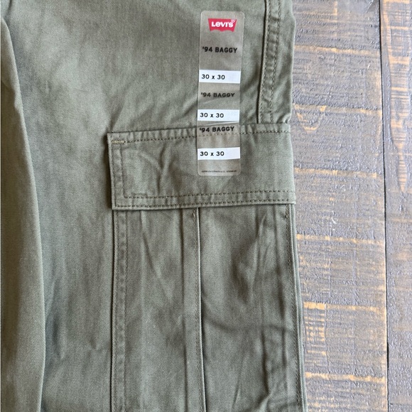 Levi's Women’s Green Cargo Pants - Picture 3 of 5